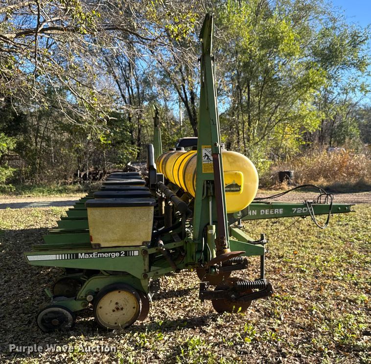 image for item NA9826 John Deere 7200 Max Emerge 2 no-till planter