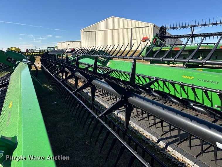 image for item YA1348 2022 John Deere RD40F Hydraflex flex draper head