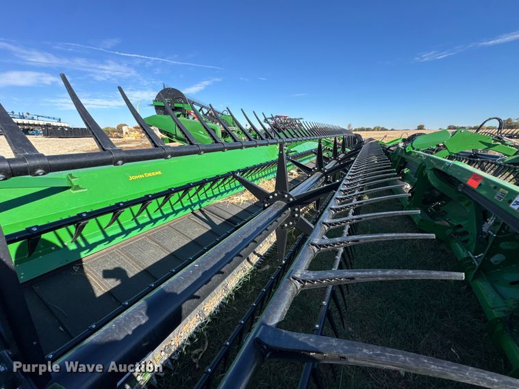 image for item YA1348 2022 John Deere RD40F Hydraflex flex draper head