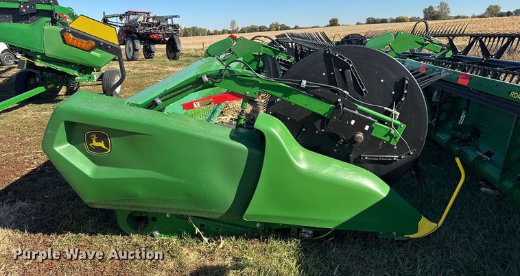 image for item YA1348 2022 John Deere RD40F Hydraflex flex draper head