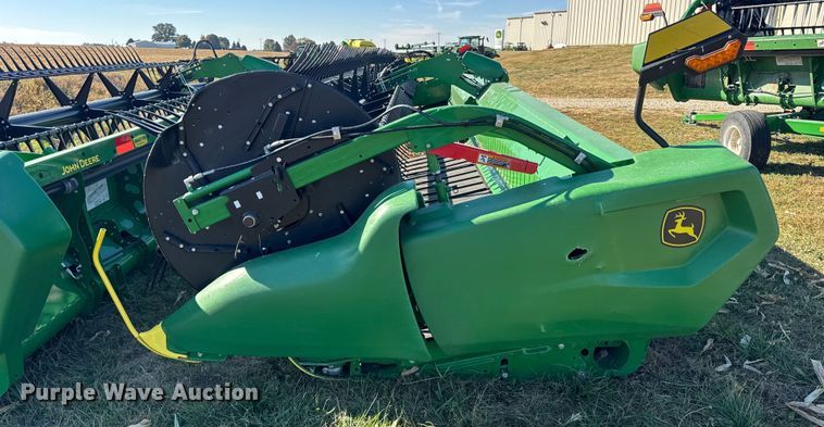 image for item YA1348 2022 John Deere RD40F Hydraflex flex draper head