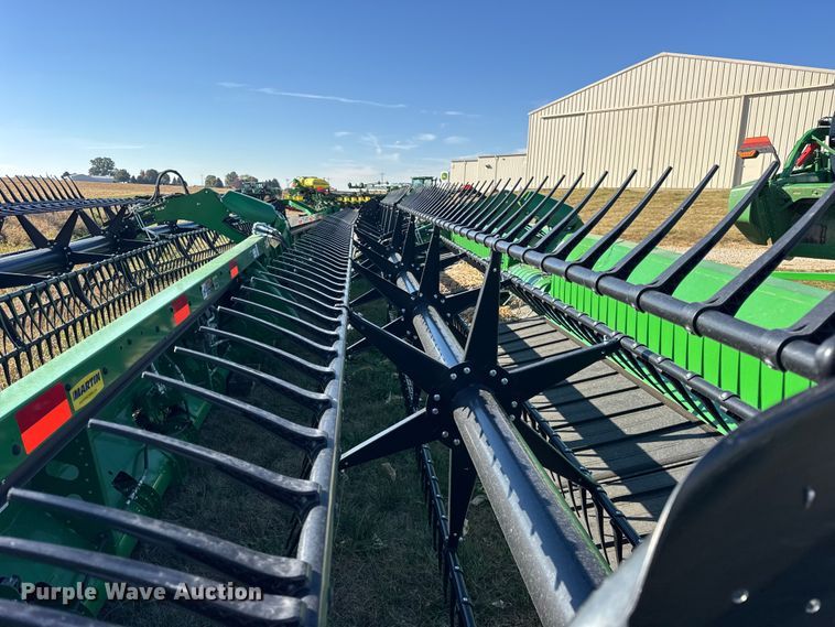 image for item YA1348 2022 John Deere RD40F Hydraflex flex draper head