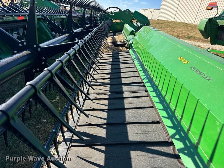 image for item YA1348 2022 John Deere RD40F Hydraflex flex draper head