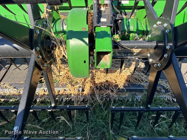 image for item YA1348 2022 John Deere RD40F Hydraflex flex draper head