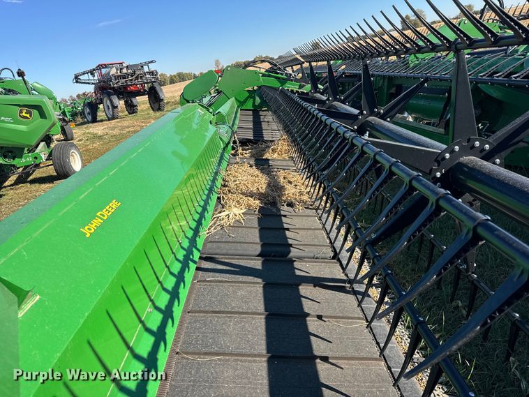 image for item YA1348 2022 John Deere RD40F Hydraflex flex draper head