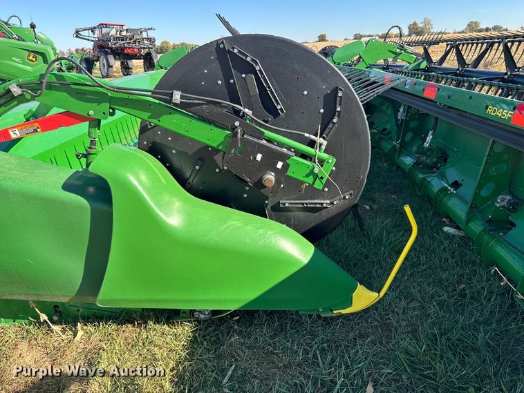 image for item YA1348 2022 John Deere RD40F Hydraflex flex draper head