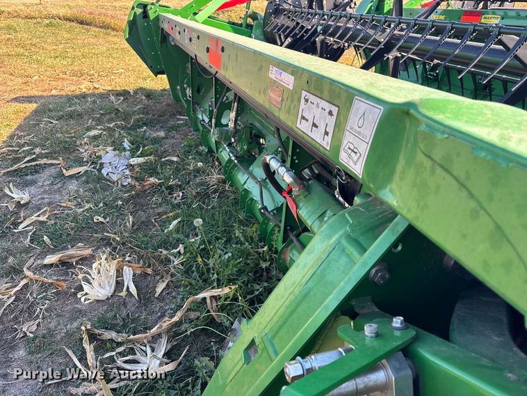 image for item YA1348 2022 John Deere RD40F Hydraflex flex draper head