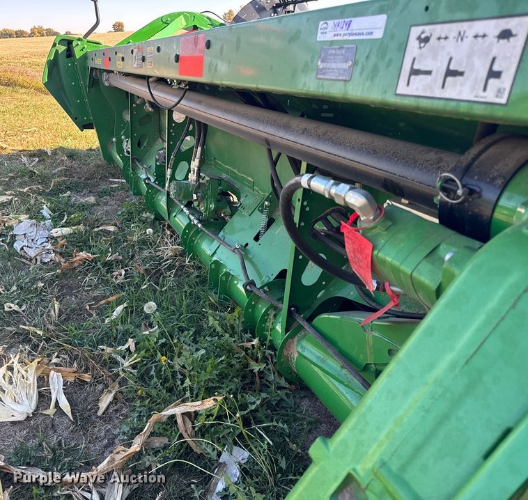 image for item YA1348 2022 John Deere RD40F Hydraflex flex draper head