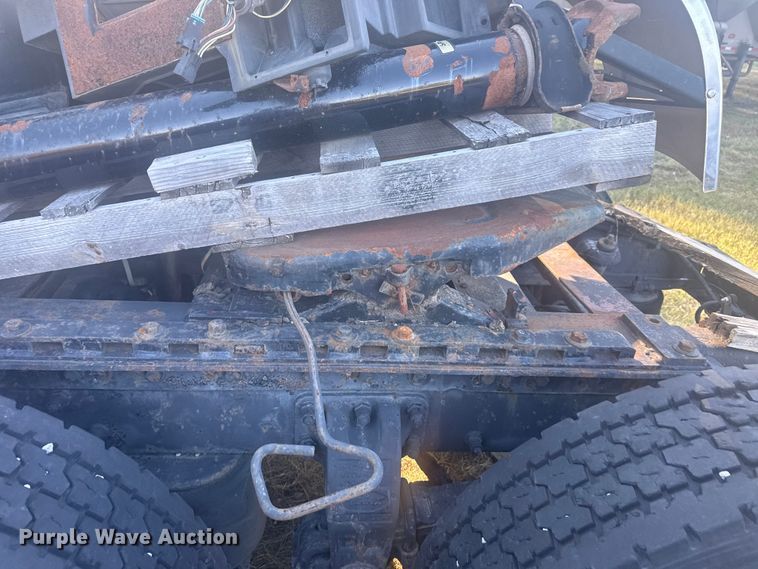 image for item DJ7874 2001 Peterbilt 387 semi truck