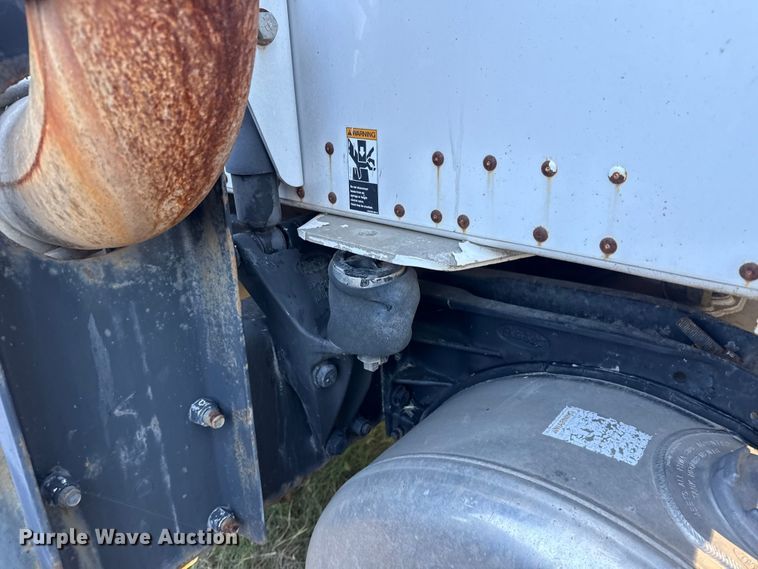 image for item DJ7874 2001 Peterbilt 387 semi truck