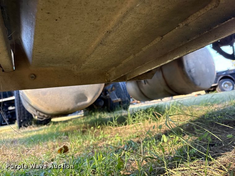 image for item DJ7874 2001 Peterbilt 387 semi truck