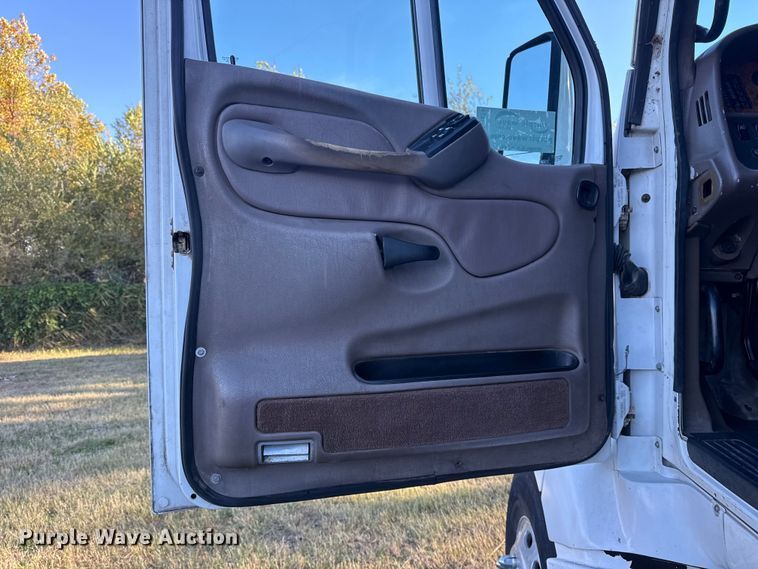 image for item DJ7874 2001 Peterbilt 387 semi truck