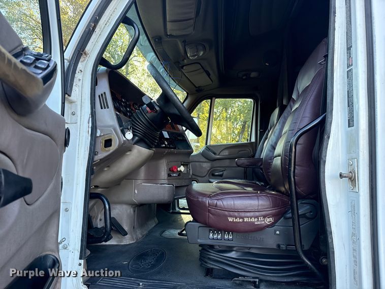 image for item DJ7874 2001 Peterbilt 387 semi truck