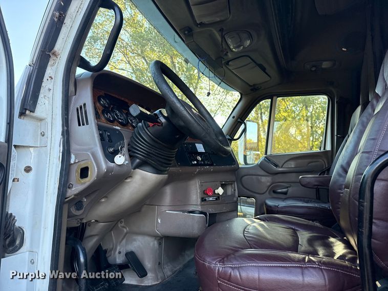 image for item DJ7874 2001 Peterbilt 387 semi truck