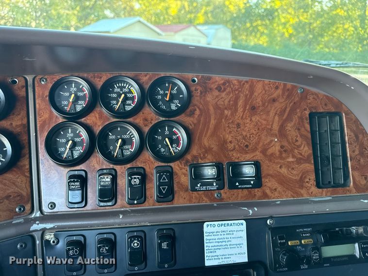 image for item DJ7874 2001 Peterbilt 387 semi truck