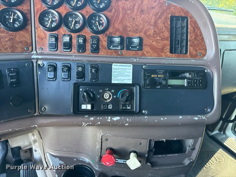 image for item DJ7874 2001 Peterbilt 387 semi truck