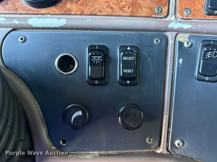 image for item DJ7874 2001 Peterbilt 387 semi truck