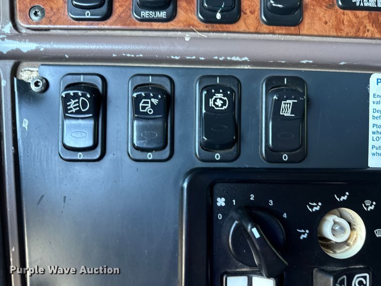 image for item DJ7874 2001 Peterbilt 387 semi truck