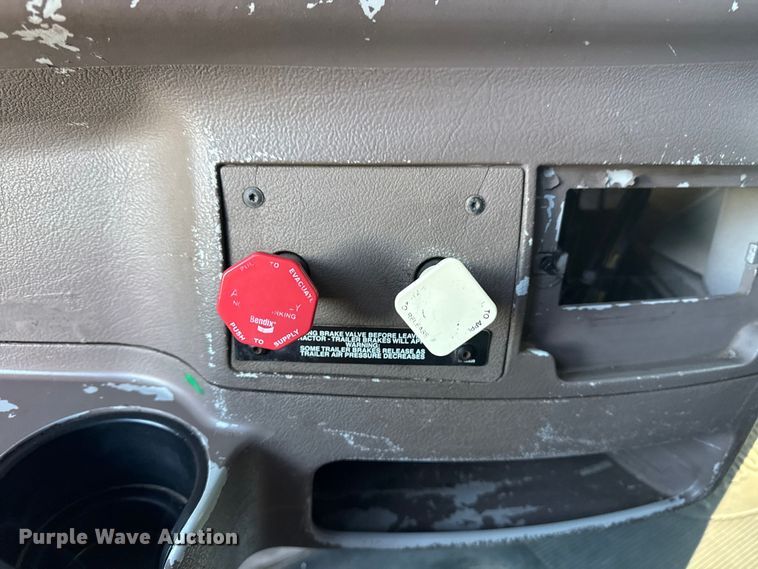 image for item DJ7874 2001 Peterbilt 387 semi truck