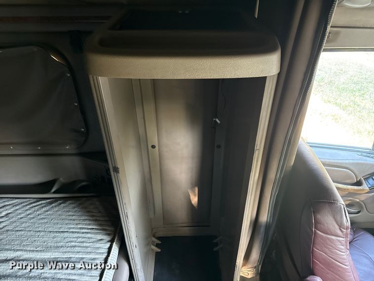 image for item DJ7874 2001 Peterbilt 387 semi truck