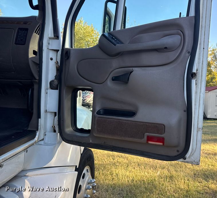 image for item DJ7874 2001 Peterbilt 387 semi truck