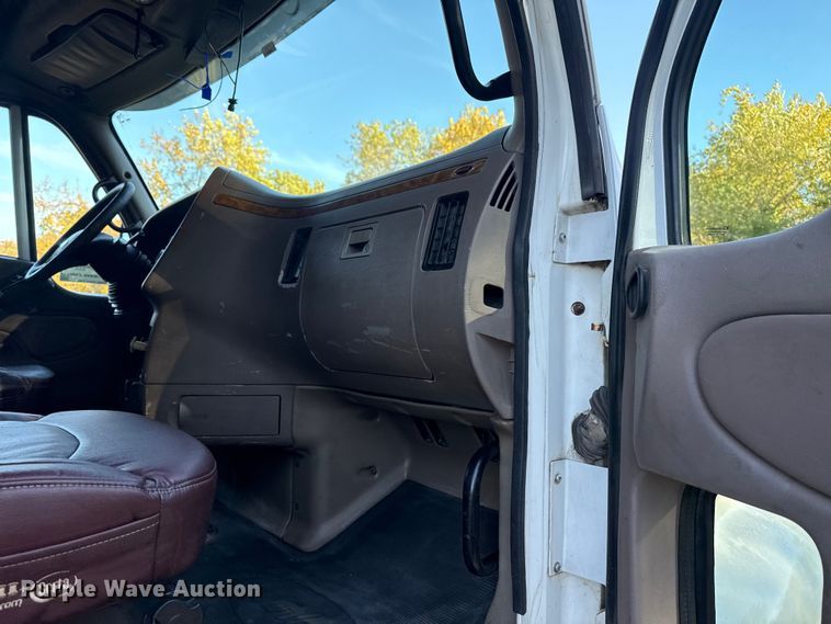 image for item DJ7874 2001 Peterbilt 387 semi truck