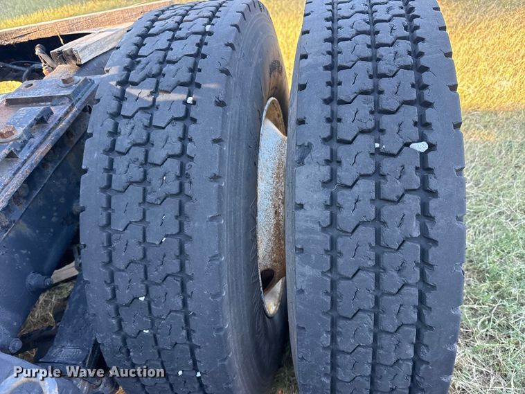 image for item DJ7874 2001 Peterbilt 387 semi truck