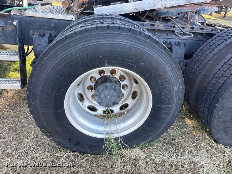 image for item DJ7874 2001 Peterbilt 387 semi truck