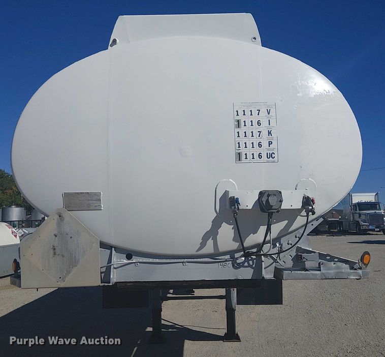 image for item DJ7897 1983 Heil tank trailer