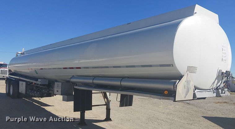 image for item DJ7897 1983 Heil tank trailer