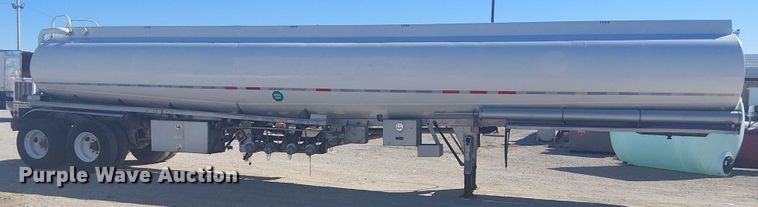 image for item DJ7897 1983 Heil tank trailer