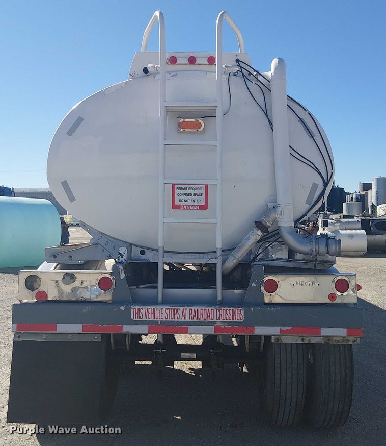 image for item DJ7897 1983 Heil tank trailer