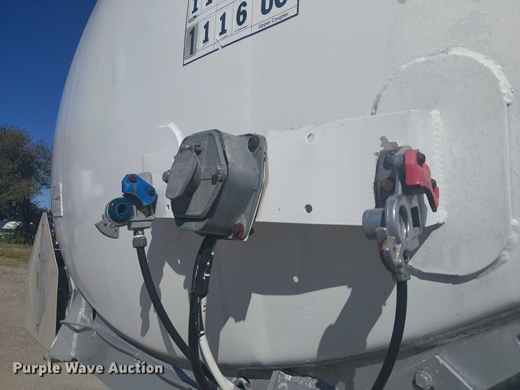 image for item DJ7897 1983 Heil tank trailer