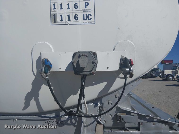 image for item DJ7897 1983 Heil tank trailer