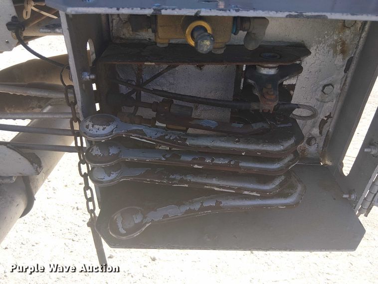 image for item DJ7897 1983 Heil tank trailer