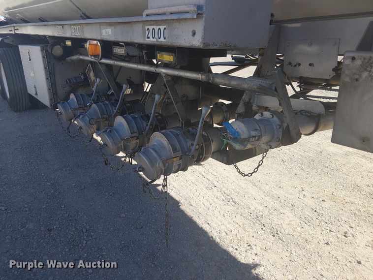 image for item DJ7897 1983 Heil tank trailer