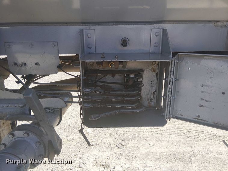 image for item DJ7897 1983 Heil tank trailer