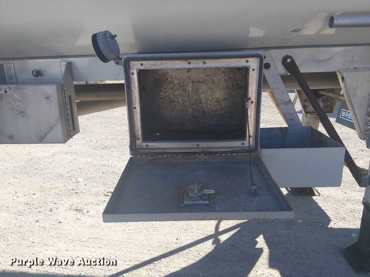 image for item DJ7897 1983 Heil tank trailer