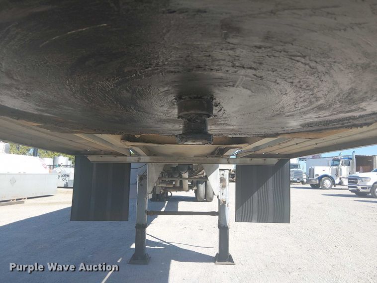 image for item DJ7897 1983 Heil tank trailer