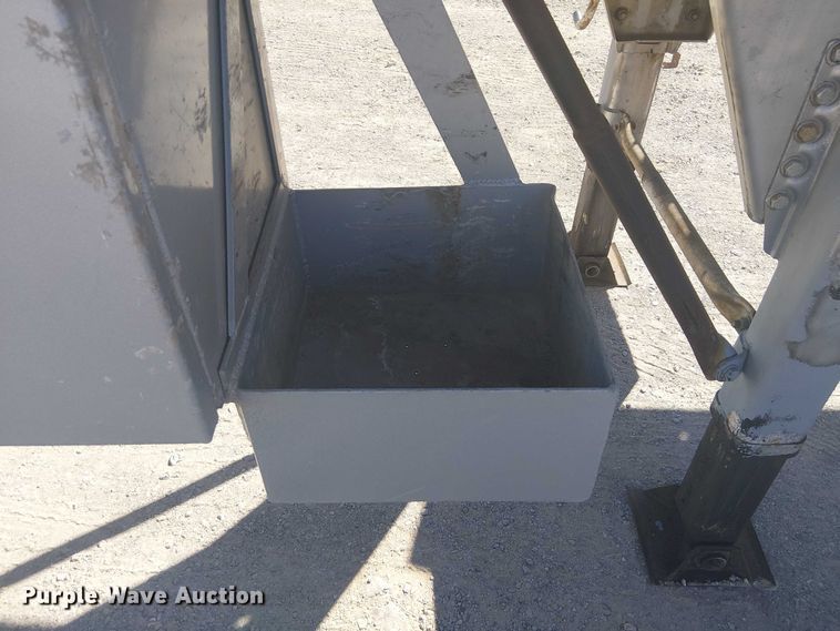 image for item DJ7897 1983 Heil tank trailer