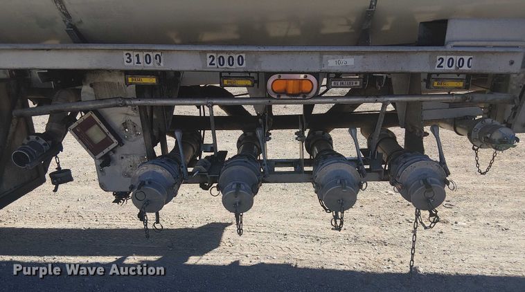 image for item DJ7897 1983 Heil tank trailer
