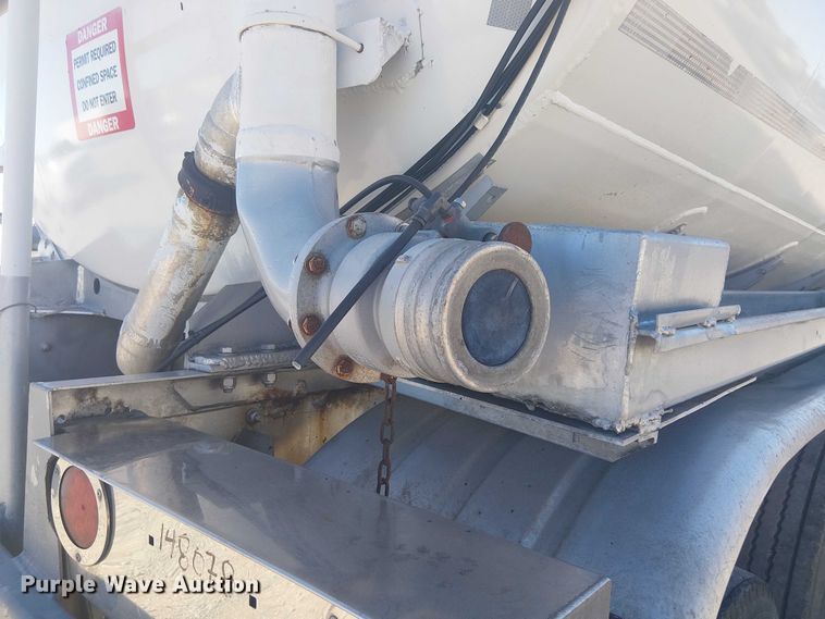 image for item DJ7897 1983 Heil tank trailer