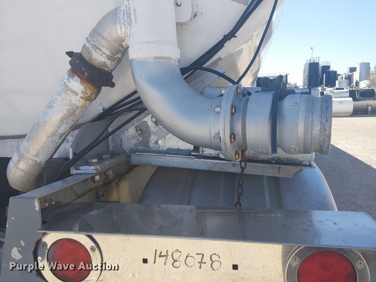 image for item DJ7897 1983 Heil tank trailer