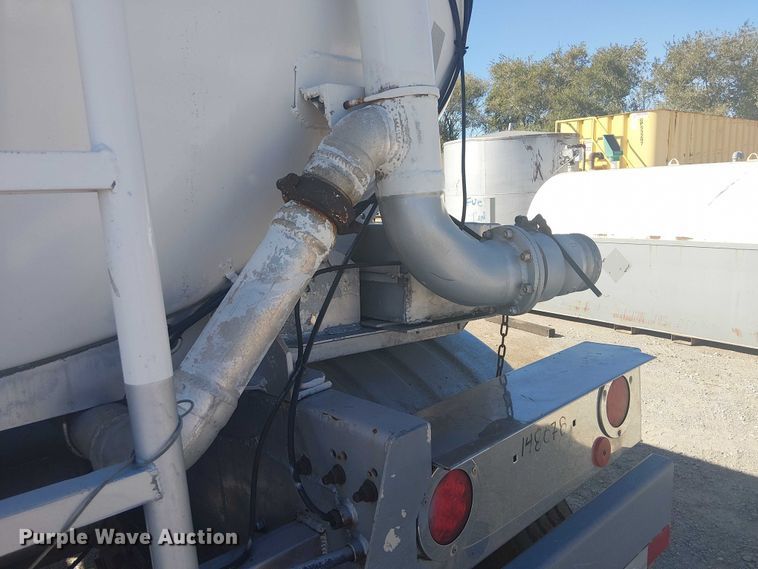 image for item DJ7897 1983 Heil tank trailer