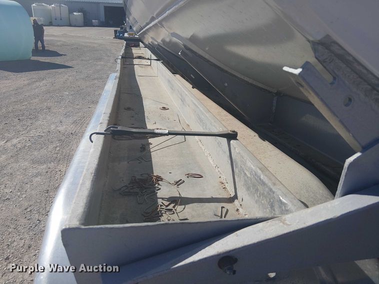 image for item DJ7897 1983 Heil tank trailer