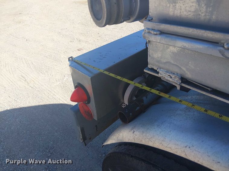 image for item DJ7897 1983 Heil tank trailer