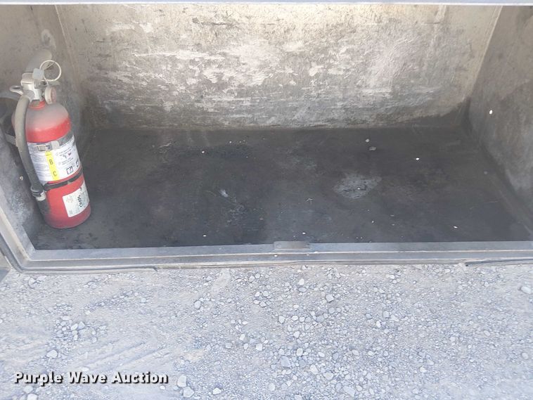 image for item DJ7897 1983 Heil tank trailer