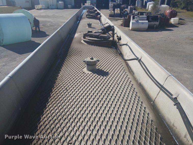 image for item DJ7897 1983 Heil tank trailer