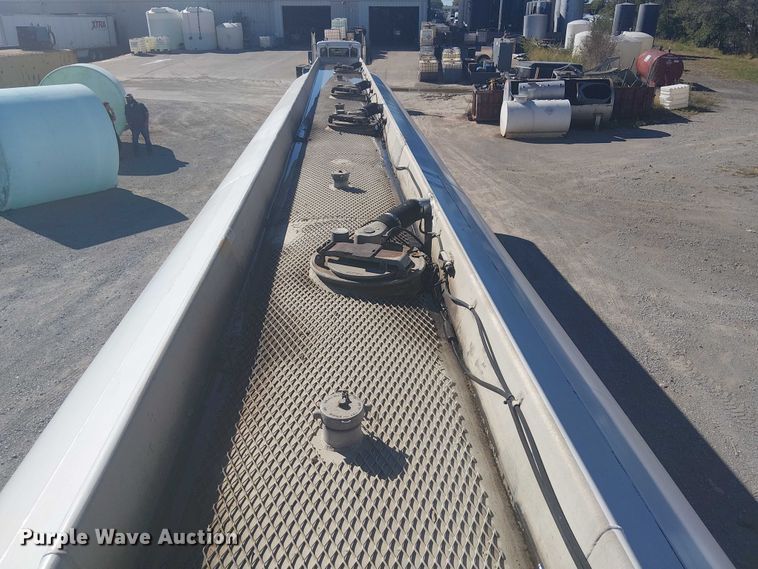 image for item DJ7897 1983 Heil tank trailer