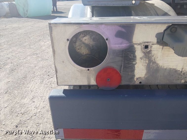 image for item DJ7897 1983 Heil tank trailer